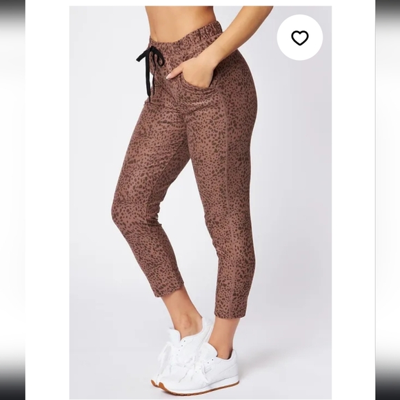 NWT Scorpio Sol Fare Crop Jogger Mocha Ditsy Cheetah - Picture 3 of 9